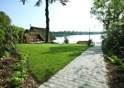 Weg zum See im Garten